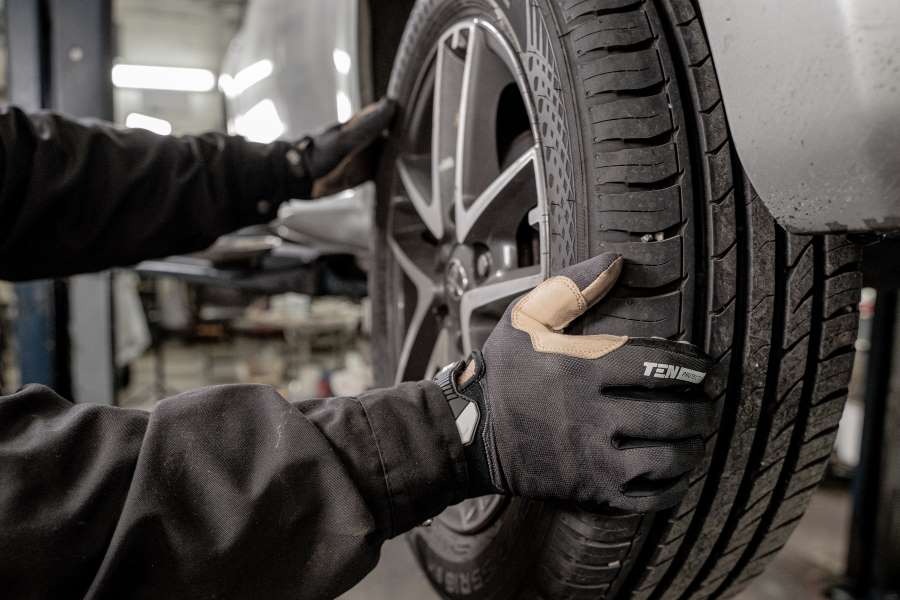 Bei der Leasingrückgabe wird das Fahrzeug auf Schäden überprüft, wie beispielsweise an den Reifen.