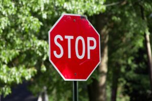 Das Stop Schild steht an besonders gefährlichen Einmündungen oder Kreuzungen, an denen ein Erkennen und Einschätzen des vorfahrtberechtigten Verkehrs