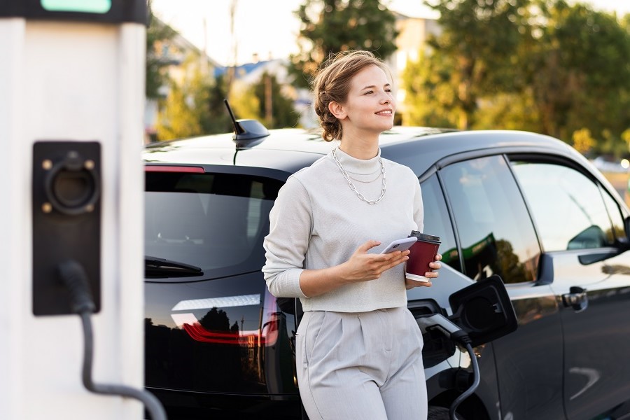 Mit Ihrem Smartphone haben Sie auch unterwegs Einblick in die Daten der Fuhrparksoftware Fleethouse, zum Beispiel während Sie Ihr Elektroauto laden