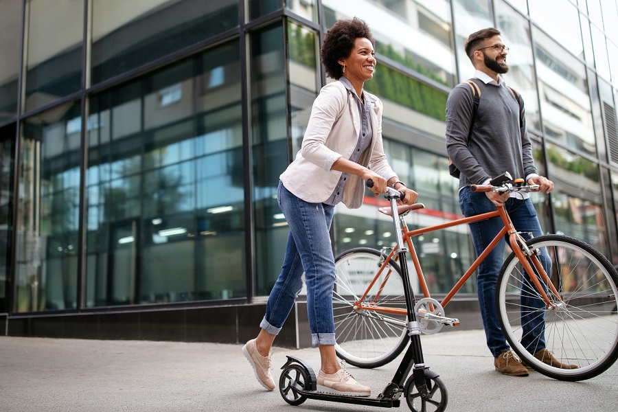 Mitarbeitende nutzen das Mobilitätsbudget für Fahrrad und E-Roller