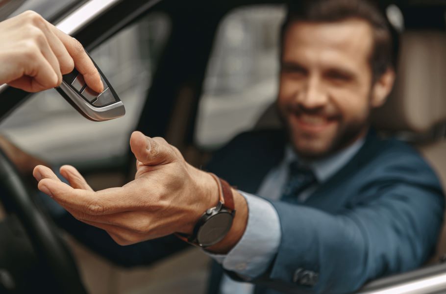 Firmenleasing bei Fleethouse: Abbildung eines Mannes, der die Autoschlüssel vom Leasingpartner erhält.