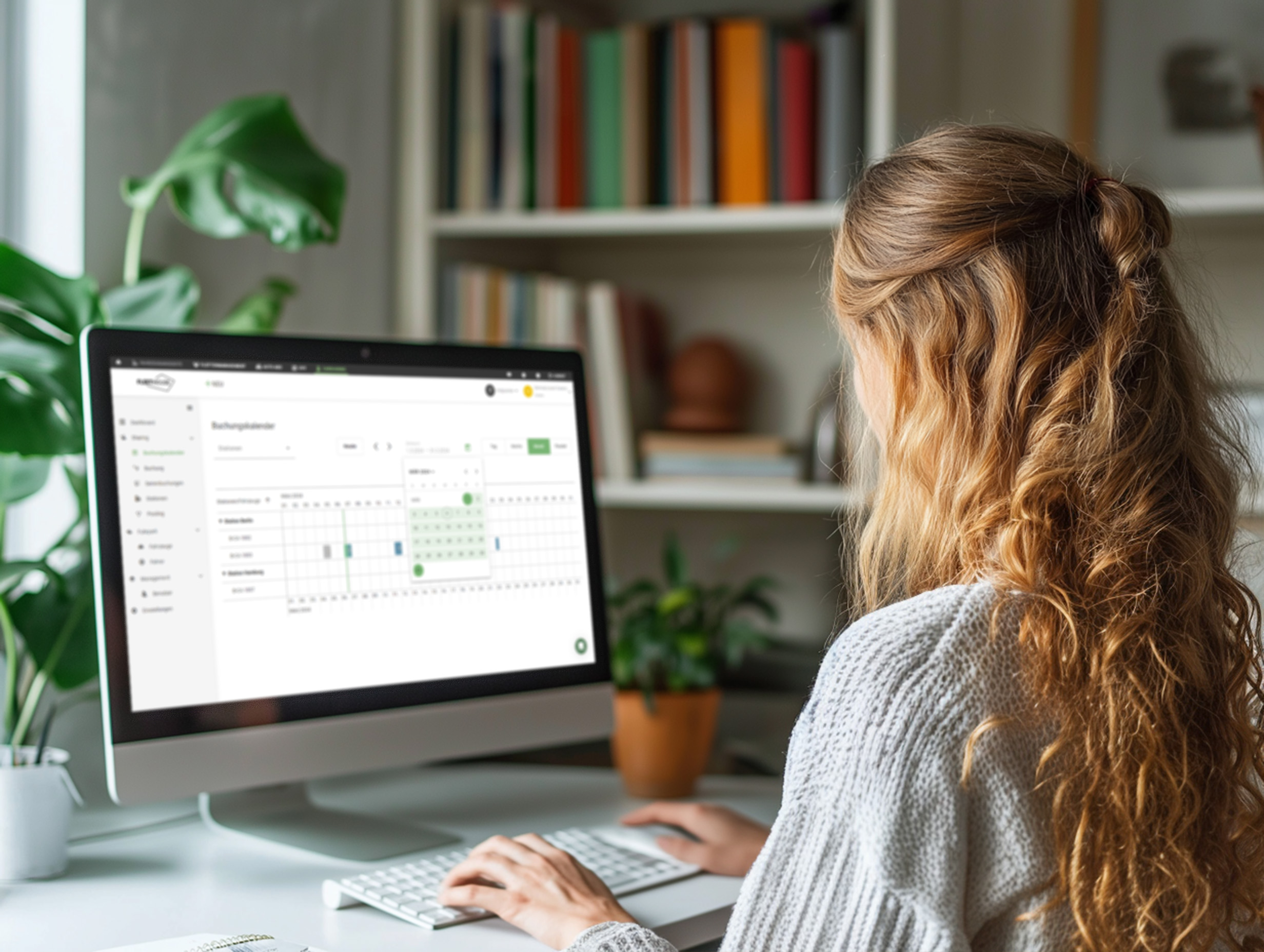 Frau im Homeoffice arbeitet am Computer und nutzt Fuhrpark Software zur Verwaltung des Buchungskalenders im Fuhrparkmanagement, anstelle einer Excel-Tabelle.