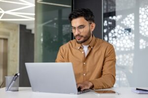 Ein Mitarbeiter nutzt die kostenlose Fuhrparksoftware von Fleethouse um seinen Fuhrpark zu optimieren.