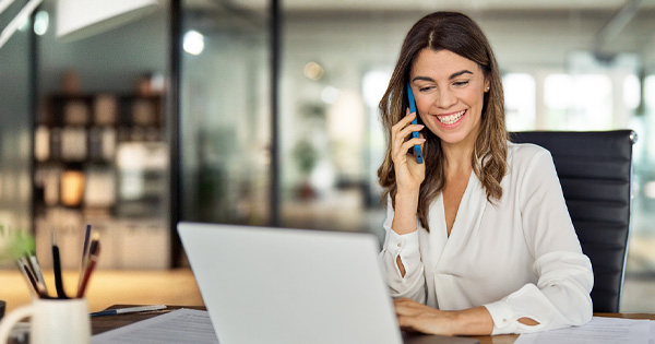 Willkommen im Fleethouse-Büro, wo unser freundliches Team bereit ist, Ihre Fragen zu beantworten und Sie bei der Umsetzung Ihrer Ideen zu unterstützen.
