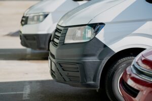 Vorderseite von zwei weißen Autos nebeneinander geparkt – Symbolbild für moderne Fahrzeugflotte und professionelles Fleet Management
