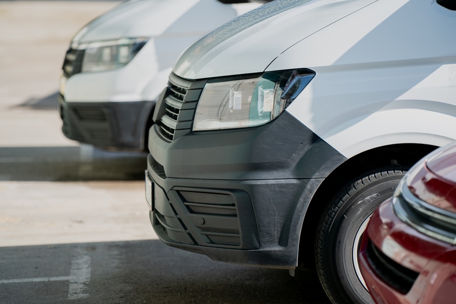 Vorderseite von zwei weißen Autos nebeneinander geparkt – Symbolbild für moderne Fahrzeugflotte und professionelles Fleet Management