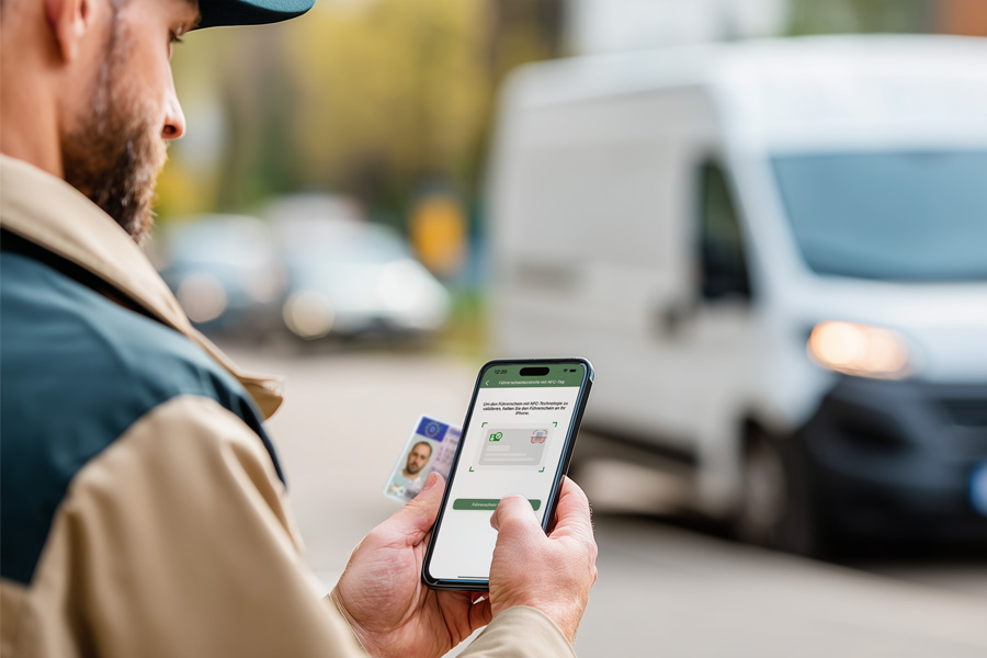 Eine Person hält ihren Führerschein an ein Smartphone und führt mit der Fleethouse App eine elektronische Führerscheinkontrolle per NFC durch. Die Szene zeigt, wie Unternehmen mit der digitalen Lösung von Fleethouse ihre Führerscheinprüfungen effizient, sicher und rechtskonform im Fuhrparkmanagement durchführen können.