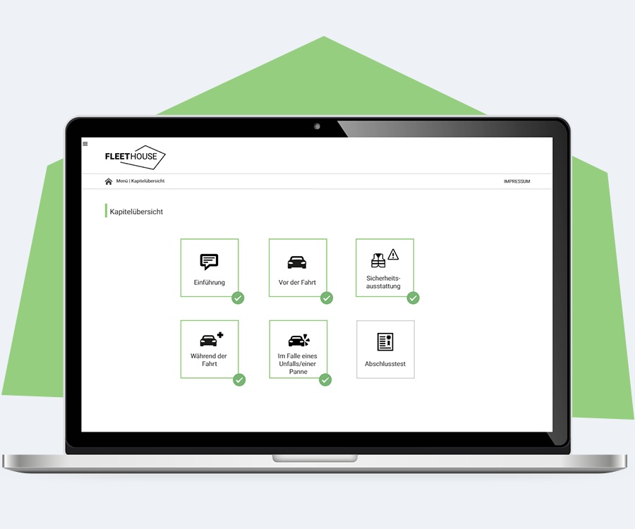 Auf einem Laptop sind die Kapitel einer digitalen UVV-Fahrerunterweisung zu sehen. Die Fleethouse-Lösung bietet eine moderne, leicht verständliche und rechtssichere Online-Schulung für Fahrer – strukturiert, übersichtlich und ideal für effizientes Fuhrparkmanagement.