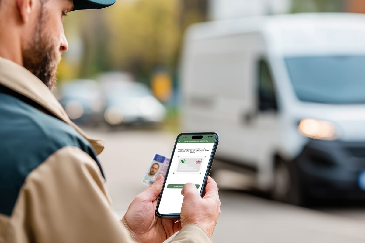 Ein Fahrer nutzt die Führerscheinkontrolle App von Fleethouse, um seinen Führerschein digital per NFC am Smartphone zu prüfen – eine sichere, effiziente und rechtssichere Lösung für modernes Fuhrparkmanagement.