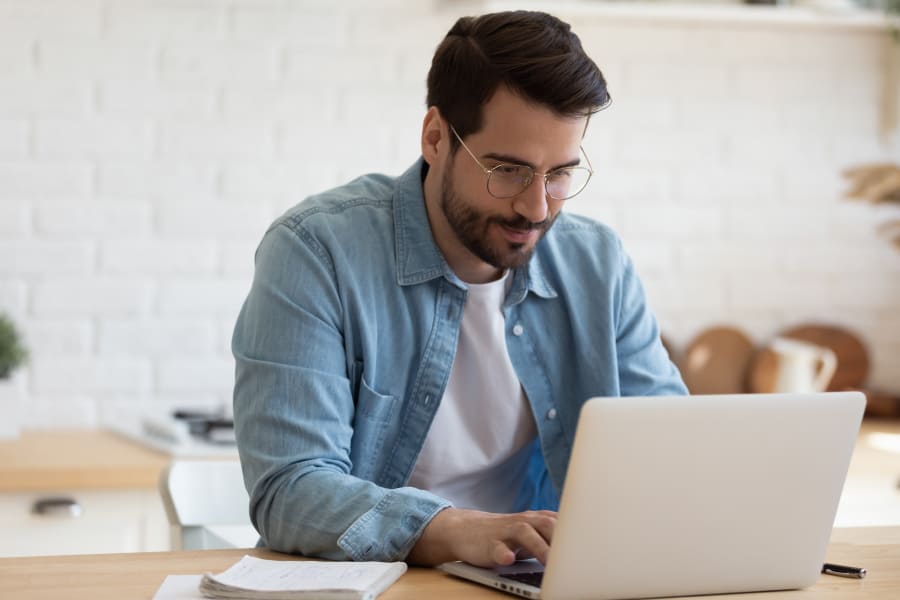 Ein Mann lernt am Laptop und zeigt, wie die Fuhrparkleiter Ausbildung modernes Fachwissen vermittelt, das professionelle Fahrzeugverwaltung stärkt und Unternehmen zu mehr Effizienz, Rechtssicherheit und nachhaltigen Mobilitätslösungen führt.