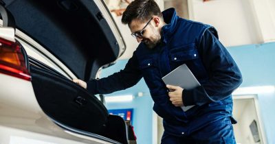 Ein Mitarbeiter pr&uuml;ft bei der R&uuml;ckgabe den Kofferraum eines Dienstwagens. Fleethouse unterst&uuml;tzt Unternehmen mit digitalem Fuhrparkmanagement und smarten Softwarel&ouml;sungen f&uuml;r eine effiziente, transparente und rechtssichere Dienstwagenr&uuml;ckgabe.