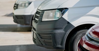 Fleet Management Vorderseite von zwei weißen Autos nebeneinander geparkt – Symbolbild für moderne Fahrzeugflotte und professionelles Fleet Management