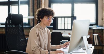 Fuhrparkverwaltung mit Fleethouse – Fahrzeuge effizient steuern und Kosten optimieren Eine Frau arbeitet am Schreibtisch an einem Computer und verwaltet den Fuhrpark. Fleethouse bietet eine benutzerfreundliche Fuhrparkverwaltungssoftware, die Unternehmen hilft, ihre Fahrzeuge effizient zu steuern, Betriebskosten zu senken und die Fahrzeugnutzung zu optimieren.