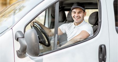 Mann in einem geleasten Lieferfahrzeug