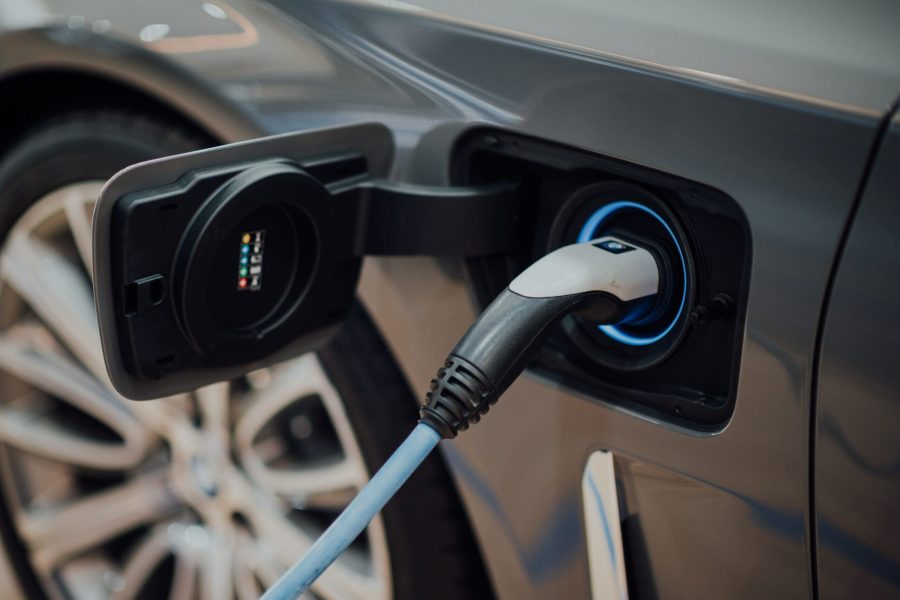 auto-abo-elektro Ein Ladekabel steckt in einem Elektroauto und lädt das Fahrzeug auf. Das Bild symbolisiert die moderne, nachhaltige Mobilität. Fleethouse bietet flexible Elektro Auto Abos für Unternehmen – ohne Langzeitbindung, mit festen monatlichen Kosten und einfacher Verwaltung über die digitale Plattform.
