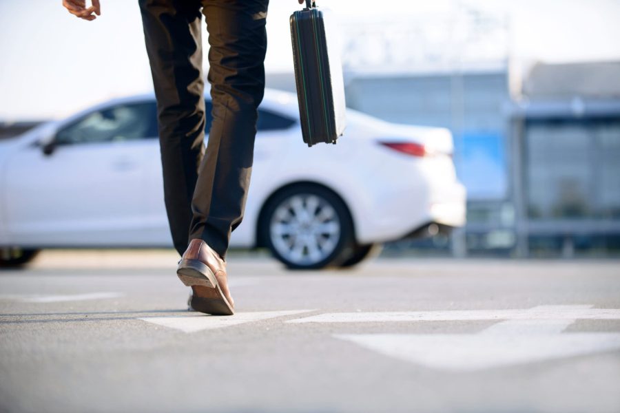 Auto abonnieren mit Fleethouse: Flexible Mobilitätslösung für Unternehmen, die ihren Fuhrpark digital verwalten und ohne langfristige Bindung sofort einsatzbereite Fahrzeuge nutzen möchten Ein Mann mit Aktentasche geht über einen Parkplatz auf ein weißes Auto zu. Mit Fleethouse können Unternehmen Autos abonnieren – flexibel, digital und ohne lange Bindung. Ideal für moderne Fuhrparks, die kurzfristig und effizient auf Mobilitätsanforderungen reagieren wollen.