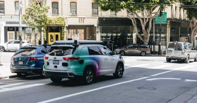 Ein autonomes Fahrzeug von Zoox fährt durch eine Stadtstraße. Ausgestattet mit Sensoren und Kameras demonstriert es modernste Technologie für autonomes Fahren. Fleethouse bietet innovative Lösungen für zukunftssichere Mobilität und unterstützt Unternehmen bei der Integration autonomer Fahrzeuge in ihre Fuhrparks.