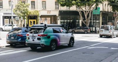 Autonomes Fahren mit Fahrzeugen, die ohne menschliches Eingreifen sicher auf der Stra&szlig;e fahren.
