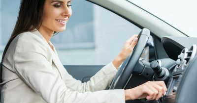 Fahrerin nutzt ein Corporate Carsharing-Fahrzeug für ihre Dienstreise