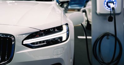 Ein wei&szlig;es Elektroauto wird an einer Lades&auml;ule geladen. Mit dem E-Auto-Abo von Fleethouse profitieren Unternehmen von einer flexiblen und nachhaltigen Mobilit&auml;tsl&ouml;sung f&uuml;r ihren Fuhrpark &ndash; ohne langfristige Bindung, mit digitaler Verwaltung und voller Kostenkontrolle.