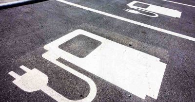 Parkpl&auml;tze mit Symbolen f&uuml;r das Laden von Elektrofahrzeugen. Fleethouse unterst&uuml;tzt Unternehmen bei der Verwaltung der Kosten f&uuml;r E-Fahrzeuge &ndash; von der Ladeinfrastruktur bis zu Betriebsausgaben &ndash; f&uuml;r eine effiziente und kostensparende Flottenstrategie im Fuhrparkmanagement.