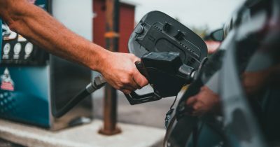 Ein Mann tankt ein Auto an einer Zapfsäule. Fleethouse informiert über E-Fuels als alternative Kraftstoffe im Fuhrpark – klimaneutral, zukunftsorientiert und digital begleitet. Für Fuhrparkleiter, die nachhaltige Mobilität einfach und effizient gestalten möchten.