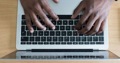 Hände tippen auf einem Laptop-Keyboard. Mit der digitalen Fuhrparkmanagement-Software von Fleethouse lassen sich Fahrzeugdaten einfach per Fahrzeugidentifikationsnummer (FIN) abfragen – für mehr Transparenz, Effizienz und Sicherheit bei der Verwaltung von Unternehmensfahrzeugen.