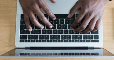 H&auml;nde tippen auf einem Laptop-Keyboard. Mit der digitalen Fuhrparkmanagement-Software von Fleethouse lassen sich Fahrzeugdaten einfach per Fahrzeugidentifikationsnummer (FIN) abfragen &ndash; f&uuml;r mehr Transparenz, Effizienz und Sicherheit bei der Verwaltung von Unternehmensfahrzeugen.