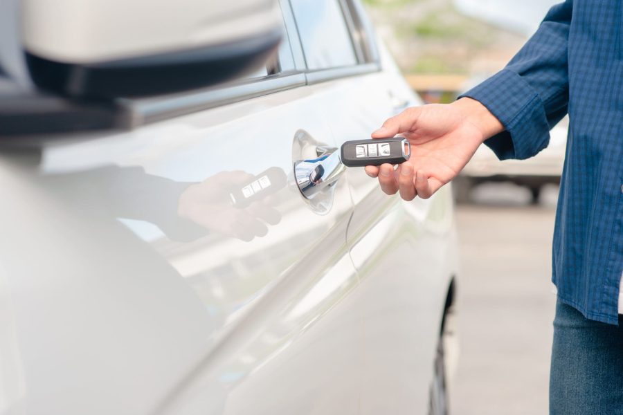 Firmenwagen finanzieren mit Fleethouse – flexible Finanzierungslösungen für Unternehmen, Selbstständige und Existenzgründer, die maximale Kontrolle, Transparenz und Effizienz beim Fuhrparkmanagement suchen. Eine Person öffnet mit einem Autoschlüssel per Fernbedienung ein weißes Fahrzeug. Das Bild symbolisiert den Moment der Fahrzeugübernahme. Fleethouse bietet clevere Finanzierungsmöglichkeiten für Firmenwagen – digital, unkompliziert und effizient für Unternehmen jeder Größe. Mehr Kontrolle und Transparenz beim Firmenwagen clever finanzieren mit Fleethouse.