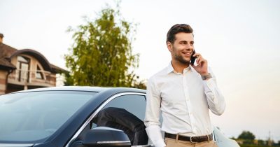 Firmenwagen effizient verwalten und Kosten optimieren mit Fleethouse Ein Geschäftsmann lehnt lächelnd an seinem Firmenwagen und telefoniert. Fleethouse bietet Unternehmen intelligente Lösungen zur Verwaltung von Firmenwagen, um Kosten zu senken, Prozesse zu optimieren und eine effiziente Nutzung der Flotte zu gewährleisten.