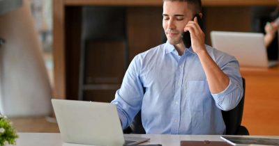 Effizientes Flottenmanagement mit Fleethouse: Fuhrpark optimieren und Kosten senken Ein Fuhrparkmanager arbeitet am Laptop und telefoniert. Fleethouse bietet Unternehmen professionelle Lösungen im Flottenmanagement, um Fahrzeuge effizient zu verwalten, Kosten zu senken und betriebliche Abläufe zu optimieren.
