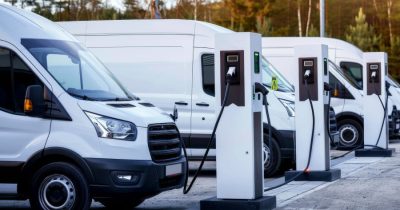 Wei&szlig;e Transporter laden an E-Ladestationen. Das Bild zeigt, wie Unternehmen ihren Fuhrpark elektrifizieren. Fleethouse unterst&uuml;tzt dabei mit smarter Fuhrparksoftware, effizienter Ladeplanung und nachhaltiger Mobilit&auml;t f&uuml;r eine zukunftssichere Flotte.