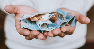 Hände halten mehrere Euro-Geldscheine. Fleethouse unterstützt Fuhrparkverantwortliche mit smarter Fuhrparkmanagement-Software dabei, Kostentreiber im Fuhrpark zu identifizieren und nachhaltig zu senken – für maximale Transparenz, Effizienz und Wirtschaftlichkeit im täglichen Flottenbetrieb.