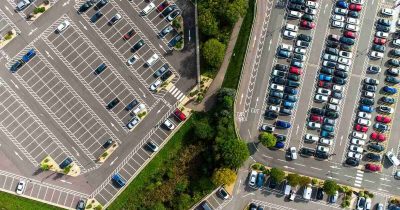 Fuhrpark effizient verwalten und Kosten senken mit den Lösungen von Fleethouse Luftaufnahme eines großen Parkplatzes mit geordnetem Fuhrpark und freien Stellplätzen. Fleethouse bietet Unternehmen smarte Fuhrpark-Lösungen, um Fahrzeuge effizient zu verwalten, die Auslastung zu optimieren und Kosten zu reduzieren.