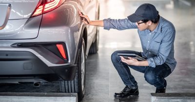 Ein Mann inspiziert die Karosserie eines Autos mit Tablet und Stift. Fleethouse unterstützt Fuhrparkleiter mit digitalen Lösungen für eine strukturierte, effiziente und rechtssichere Wartung – für maximale Fahrzeugverfügbarkeit und weniger Verwaltungsaufwand im Fuhrpark.