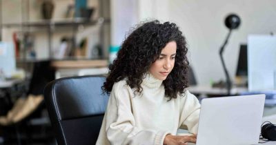 Ein Fuhrparkmanager arbeitet an einem Laptop und verwaltet den Fuhrpark digital. Fleethouse bietet Unternehmen eine effiziente Fuhrparkmanagement-Lösung ohne Excel, um Fahrzeuge zu überwachen, Kosten zu senken und Prozesse zu optimieren.