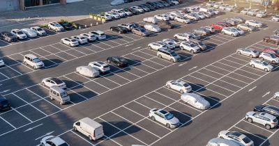 Gro&szlig;er Firmenparkplatz mit vielen Fahrzeugen. Mit Fleethouse gelingt eine digitale Fuhrparkorganisation f&uuml;r mehr Effizienz, Transparenz und zentrale Steuerung im Unternehmensalltag.