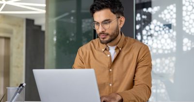 Ein Mitarbeiter nutzt die kostenlose Fuhrparksoftware von Fleethouse um seinen Fuhrpark zu optimieren.