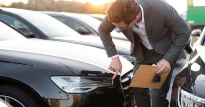 Fahrzeugprüfung und Dokumentation – Halterhaftung im Fuhrpark rechtssicher umsetzen. Ein Mann im Anzug prüft ein Fahrzeug auf einem Parkplatz und dokumentiert den Zustand mit einem Klemmbrett. Das Bild symbolisiert die Verantwortung im Rahmen der Halterhaftung. Digitale Prozesse und rechtssichere Dokumentation sind zentrale Anforderungen an Fuhrparkverantwortliche im gewerblichen Fahrzeugbetrieb.