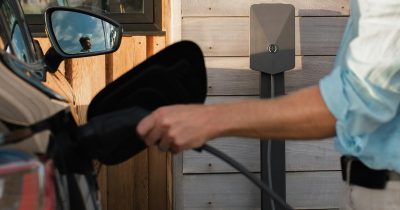 Das Laden von E-Fahrzeugen am Arbeitsplatz hat sowohl f&uuml;r Arbeitnehmer als auch f&uuml;r Arbeitgeber Vorteile.