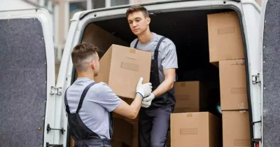 Zwei M&auml;nner verladen Kartons in einen Transporter. Fleethouse unterst&uuml;tzt Fuhrparkleiter mit digitalen L&ouml;sungen f&uuml;r sichere, effiziente Ladungssicherung &ndash; rechtskonform und zeitsparend im t&auml;glichen Logistikbetrieb.