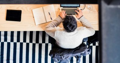 Ein Existenzgründer arbeitet konzentriert an einem Laptop mit Notizbuch und Tablet auf dem Schreibtisch. Fleethouse unterstützt Gründer mit maßgeschneiderten Lösungen für Gewerbeleasing – einfach, digital und transparent. Ideal für junge Unternehmen, die kosteneffizient Fahrzeuge in ihre Geschäftsstrategie integrieren möchten.