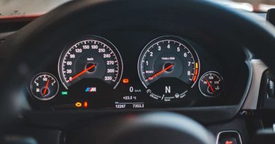Auf einem Auto-Tacho ist unter anderem die Kilometeranzahl zu erkennen, welche das Auto insgesamt zurück gelegt hat. So lassen sich bereits Mehrkilometer oder Minderkliometer beim Leasing feststellen.