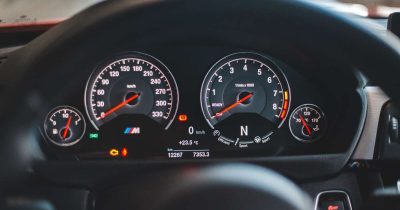 A car speedometer shows, among other things, the total number of kilometers the car has covered. This makes it possible to determine whether the car has travelled more or less kilometers when leasing.