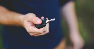 Eine Hand h&auml;lt einen Autoschl&uuml;ssel bereit zur R&uuml;ckgabe. Fleethouse unterst&uuml;tzt Unternehmen bei der professionellen Dokumentation von Sch&auml;den bei der Leasingr&uuml;ckgabe &ndash; digital, transparent und rechtskonform f&uuml;r ein effizientes Fuhrparkmanagement ohne unerwartete Kosten.