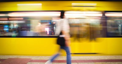 Eine Person l&auml;uft an einer einfahrenden U-Bahn vorbei &ndash; Sinnbild f&uuml;r flexible Mobilit&auml;t. Fleethouse bietet smarte Fuhrparkmanagement-Software und unterst&uuml;tzt Unternehmen bei der Einf&uuml;hrung eines individuellen Mobilit&auml;tsbudgets f&uuml;r mehr Mitarbeiterzufriedenheit und nachhaltige Mobilit&auml;tsl&ouml;sungen.