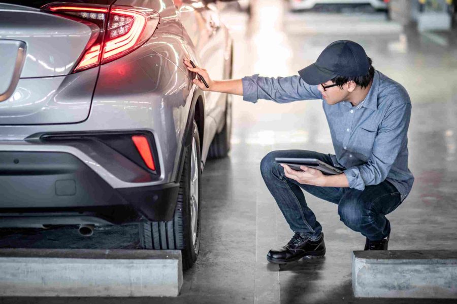 Reifenmanagement im Fuhrpark digital optimieren – Mit der Fuhrparkmanagement-Software von Fleethouse Reifenzustand erfassen, Wechseltermine planen und Betriebskosten nachhaltig senken Ein Mitarbeiter inspiziert ein Fahrzeug und dokumentiert den Reifenzustand mit Tablet und Stift. Die Fuhrparkmanagement-Software von Fleethouse unterstützt Unternehmen beim professionellen Reifenmanagement – von der Kontrolle über Lagerung bis hin zum Wechsel – für maximale Sicherheit und Effizienz im Fuhrpark.