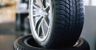 Zwei Autoreifen stehen übereinandergestapelt in einer Werkstatt. Fleethouse bietet eine digitale Fuhrparkmanagement-Software, mit der Unternehmen ihr Reifenmanagement effizient organisieren – von Reifenkauf über Lagerung bis zum saisonalen Wechsel – für mehr Sicherheit, Transparenz und Kosteneffizienz im Fuhrpark.