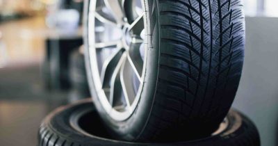 Zwei Autoreifen stehen &uuml;bereinandergestapelt in einer Werkstatt. Fleethouse bietet eine digitale Fuhrparkmanagement-Software, mit der Unternehmen ihr Reifenmanagement effizient organisieren &ndash; von Reifenkauf &uuml;ber Lagerung bis zum saisonalen Wechsel &ndash; f&uuml;r mehr Sicherheit, Transparenz und Kosteneffizienz im Fuhrpark.