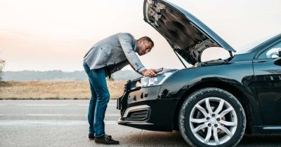 Ein Mann steht an einem Firmenfahrzeug mit geöffnetem Motorraum und prüft den Schaden. Fleethouse optimiert das Schadenmanagement im Fuhrpark mit schnellen Reparaturlösungen und digitaler Verwaltung, um Ausfallzeiten zu minimieren und Betriebskosten zu senken.